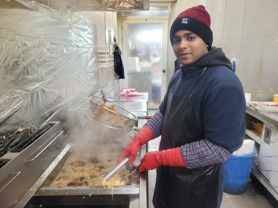 강원 속초관광수산시장(중앙시장)에서 외국인 유학생들이 일하고 있다. 이들은 “아르바이트를 하면 학비·생활비를 쓰고도 고향에 50만~60만원은 보낼 수 있다”고 말했다. 손성배 기자