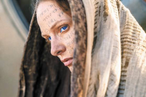 영화 '듄2'에서 폴의 어머니 레이디 제시카는 우주 제국에서 황제를 조종하는 종교적 막후 실세 '베네 게세리트' 일원으로 그려진다. 프레멘 반군의 대모가 되어 남부 근본주의자들이 아들 폴을 숭배하도록 현혹하는 데에 앞장선다. 배역을 맡은 레베카 퍼거슨은 "레이디 제시카는 엄마이자 군인"이라고 설명했다. 사진 워너브러더스 코리아