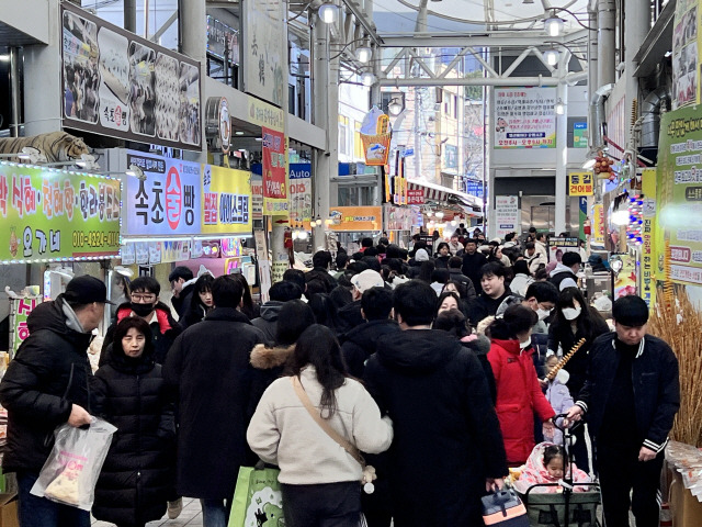 ▲ 3·1절 연휴를 맞아 속초관광수산시장이 방문객들로 북적이고 있다,