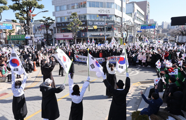 ▲ 일제 강점기 대표 독립만세운동인 ‘삼척보통학교 4·15 독립만세운동 재현행사’가 지난 1일 삼척초교와 시내, 삼척문화예술회관 등 시내 일원에서 펼쳐졌다.