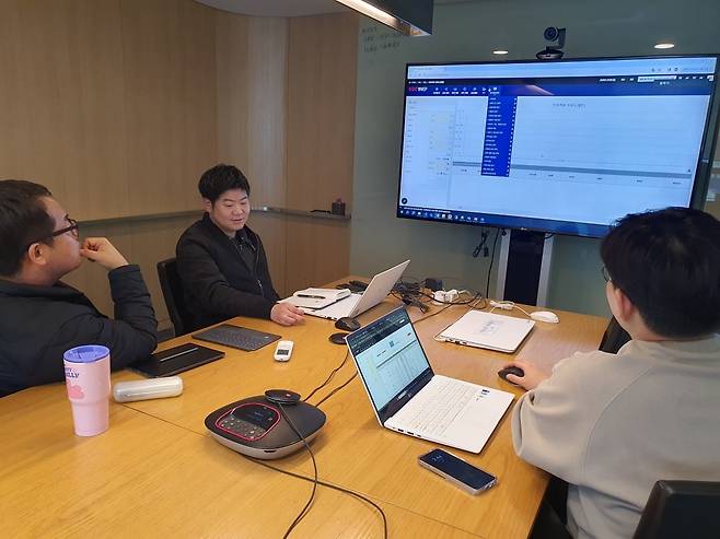 HDC현대EP 직원들이 마케팅 회의를 하고 있다. 성남=윤현주 기자