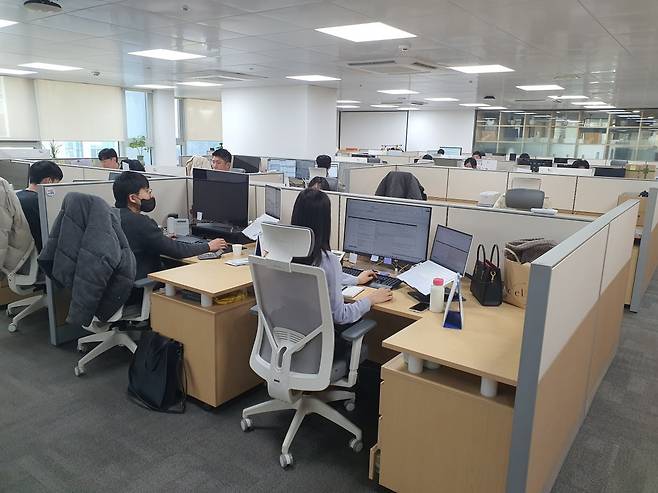 경영지원부문 직원들이 업무에 매진하고 있다. 성남=윤현주 기자