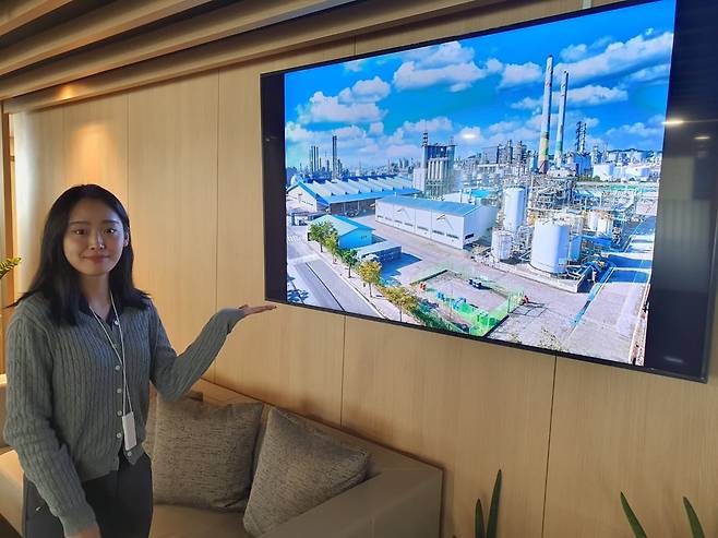 김세영 매니저가 울산 공장 화면을 보여주며 사업 소개를 하고 있다. 성남=윤현주 기자