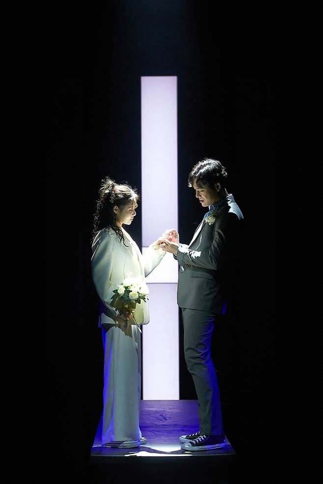 뮤지컬 <라스트 파이브 이어스>에서 캐시 역의 배우 민경아(왼쪽)와 제이미 역의 최재림이 결혼식 장면을 연기하고 있다. 신시컴퍼니 제공
