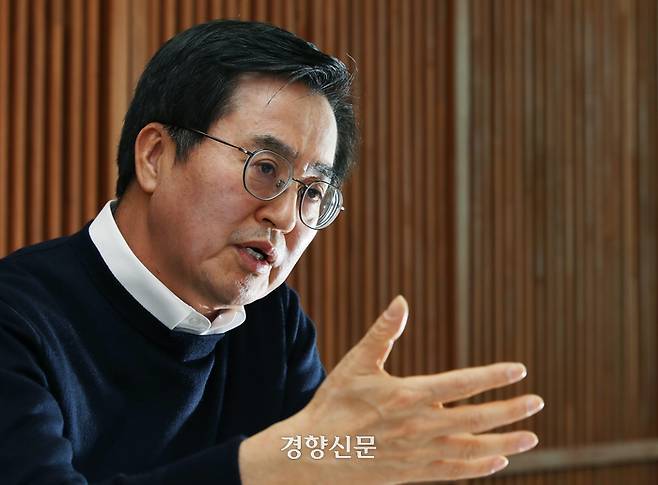 김동연 경기지사가 지난 16일 경기 수원시 광교 경기도청 도지사 집무실에서 경향신문과 인터뷰를 하고 있다. 서성일 선임기자