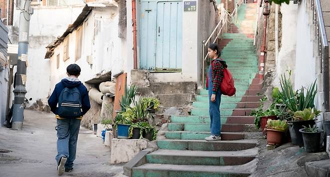 나영과 해성은 어린 시절 첫사랑이다. 나영이 캐나다로 이민을 가면서 두 사람은 헤어진다. CJ ENM 제공