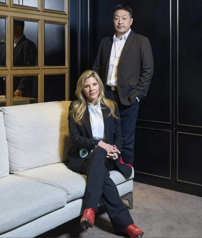 사샤 로이드 A24 인터내셔널 대표(완쪽)고 CJ ENM 고경범 영화사업부장. CJ ENM 제공