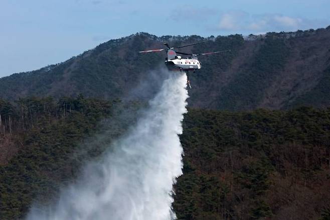 28일 봄철 산불 발생을 가정해 소화수를 투하하는 CH-47 산불진화헬기. 산림청