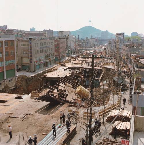 1982년 4월 서울 지하철 3호선 318공구(무악재~사직터널) 공사현장에서 발파 작업 중 붕괴 사고가 일어났다. 이 사고로 길을 지나던 시내버스가 추락하여 4명이 숨지고 6명이 실종되었다. [서울역사아카이브]