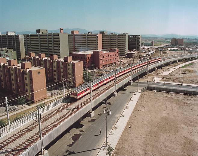 1980년 10월 종합운동장역에서 신설동역에 이르는 서울 지하철 2호선 1단계 구간이 개통한 가운데 지하철이 시운전을 하고 있다. [서울역사아카이브]