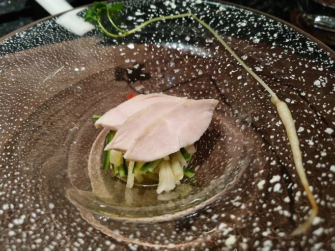 두번째 요리인 ‘새싹 삼 냉채&닭가슴살’. 안병준 기자