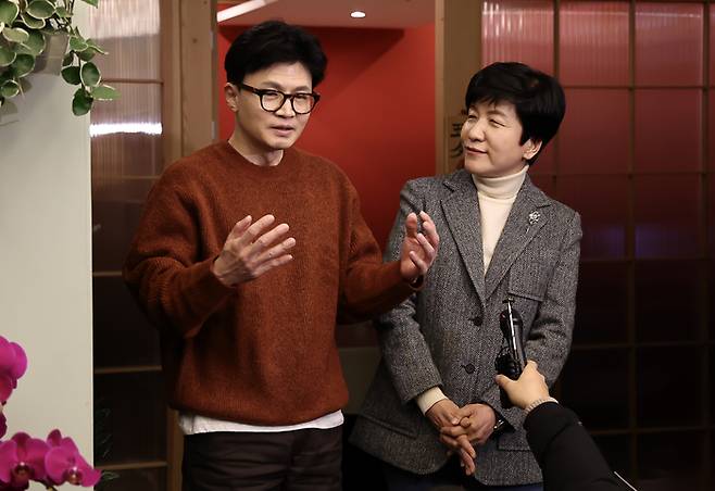 국민의힘 한동훈 비상대책위원장과 더불어민주당을 탈당한 국회부의장 김영주 의원이 1일 오후 서울 종로구 모처에서 회동을 마친 후 취재진과 인터뷰를 하고 있다. [사진 = 연합뉴스]