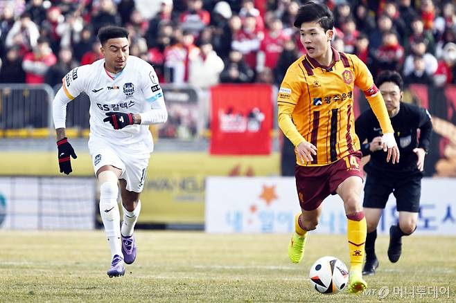 2일 오후 광주 서구 광주축구전용구장에서 열린 하나원큐 K리그1 2024 1라운드 광주FC와 FC서울의 경기, FC서울 린가드가 광주FC 정호연을 뒤쫓고 있다. /사진=뉴시스