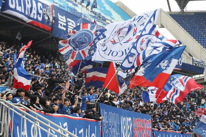 K리그2 수원 삼성과 충남 아산의 경기가 열린 수원월드컵경기장 관중석. /사진= 뉴스1