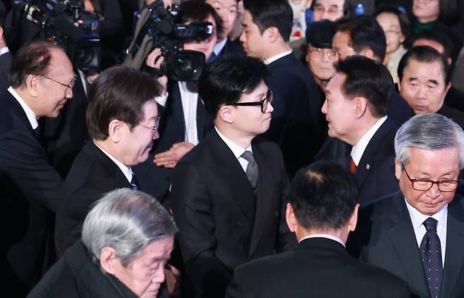 윤석열 대통령이 1일 서울 중구 유관순 기념관에서 열린 제105주년 3·1절 기념식에서 행사장을 나서며 한동훈 국민의힘 비상대책위원장, 이재명 더불어민주당 대표와 인사 뒤 이동하고 있다. [연합]