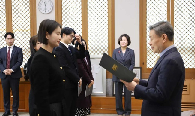 기보배 신임 교수가 지난 달 29일 광주여대 이사장실에서 오장원 이사장으로부터 임용장을 받고 있다.