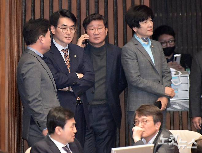 더불어민주당 박용진 의원과 전해철 의원, 김영주 국회부의장 등이 지난달 29일 서울 여의도 국회에서 열린 제413회 국회(임시회) 제6차 본회의에서 대법관 임명동의안 표결을 준비하고 있다. 윤창원 기자