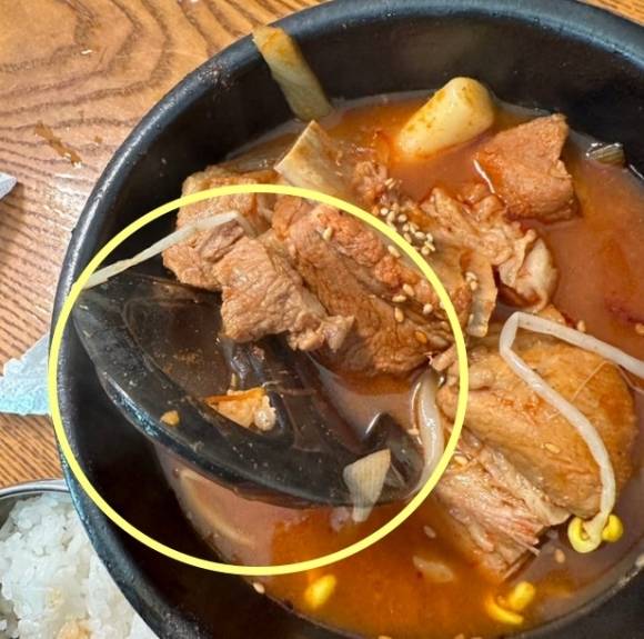 식당 갈비찜에서 배수구 뚜껑으로 보이는 이물질이 나왔다는 내용의 글이 올라왔다. 식당 측은 물만 담아두는 수전 마개라고 해명했다. 온라인 카페 캡처