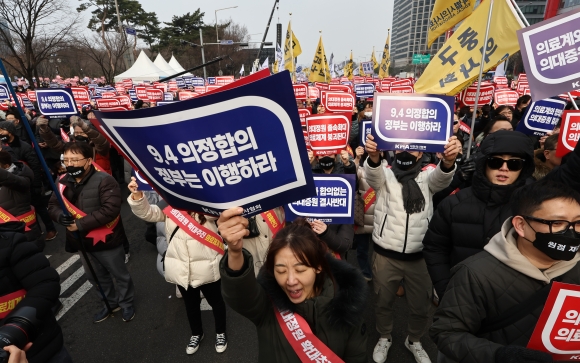 의대 증원 반대…여의대로에 모인 전국 의사들 - 3일 오후 서울 여의도공원 옆 여의대로 인근에서 열린 의대정원 증원 및 필수의료 패키지 저지를 위한 전국의사 총궐기대회에서 참석자들이 의료 탄압 중단 등을 촉구하는 내용의 구호를 외치고 있다. 2024.3.3 연합뉴스