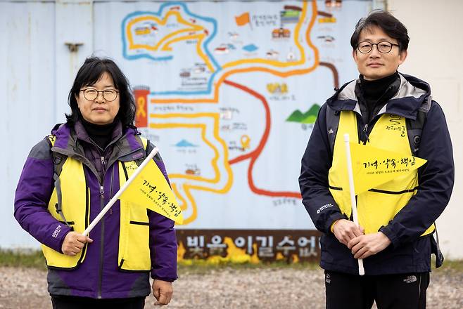 세월호 팽목바람길 임정자 사무국장(왼쪽)과 안병호 공동운영위원장이 팽목바람길 코스 앞에 섰다. ⓒ시사IN 조남진