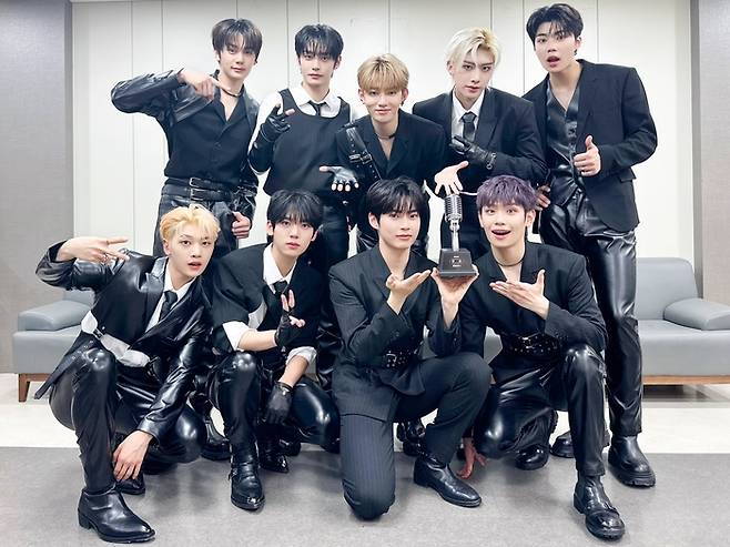 제로베이스원. 웨이크원