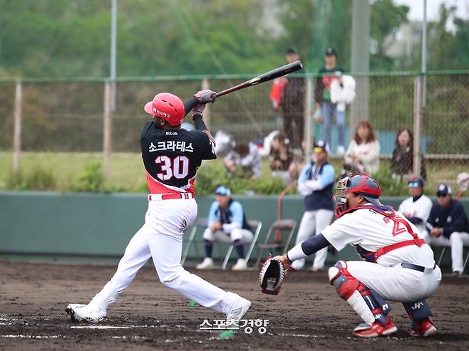 KIA 소크라테스 브리토가 3일 롯데와 연습경기에서 홈런을 치고 있다. KIA 타이거즈 제공