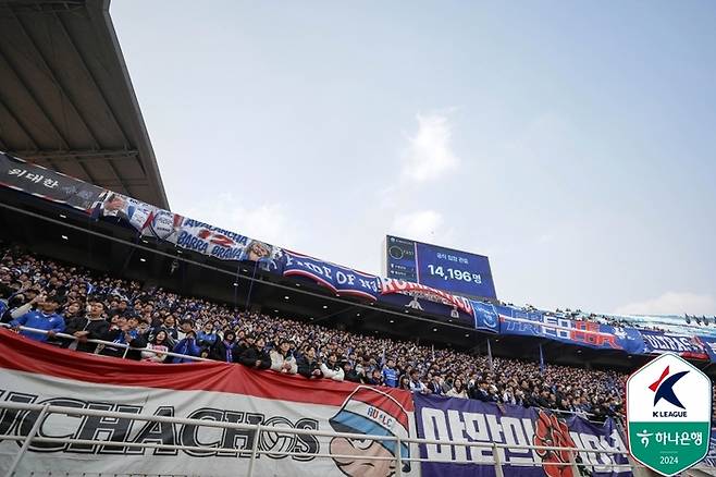 수원 삼성의 2부리그 홈 개막전 관중 집계(1만 4196명) 결과가 전광판에 공개되고 있다. 프로축구연맹 제공