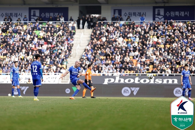 많은 관중이 들어찬 수원삼성-충남아산 경기. /사진=한국프로축구연맹 제공