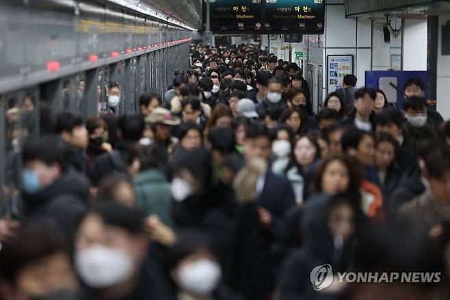 출근길 시민들 (서울=연합뉴스) 박동주 기자 = 서울 지역에 폭설이 내리면서 출근시간대 지하철 5호선 열차 운행이 전 구간에서 늦어진 22일 오전 서울 지하철 5호선 광화문역에서 시민들이 이동하고 있다. 2024.2.22 pdj6635@yna.co.kr