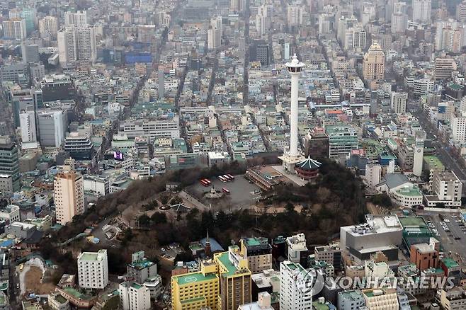 부산 용두산공원과 중구 전경 [연합뉴스 자료 사진]