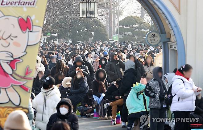 푸바오 일반 공개 마지막 날 입장 기다리는 관람객 (용인=연합뉴스) 푸바오가 일반 관람객들을 만나는 마지막 날인 3일 경기 용인시 에버랜드 앞에서 관람객이 입장을 기다리고 있다. 푸바오는 오는 4일부터 판다월드 내실에서 야생동물 이동에 대한 국제 규정에 따라 건강, 검역 관리를 받고 이송 케이지 사전 적응 훈련도 진행한다. 2024.3.3 [사진공동취재단] photo@yna.co.kr