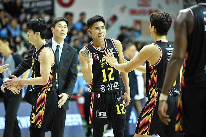 3일 경기 승리 후 동료 선수들과 기뻐하는 정관장 아반도(12번) [KBL 제공. 재판매 및 DB 금지]