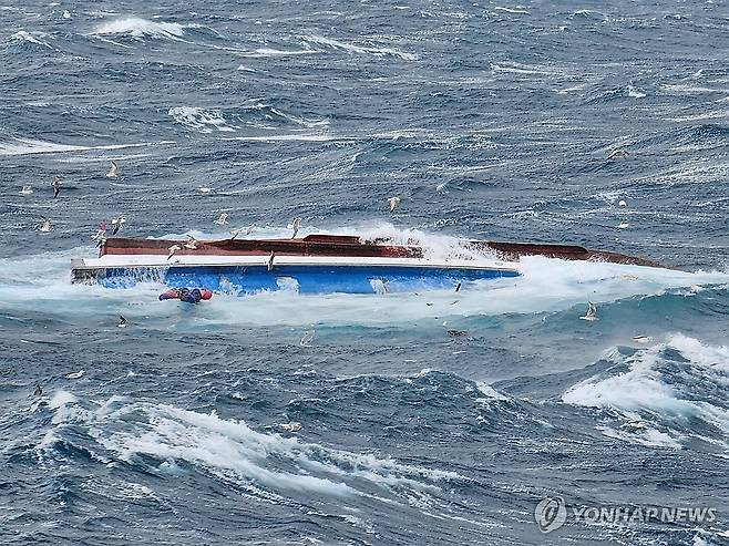 제주 해상서 전복된 어선 (서귀포=연합뉴스) 1일 오전 7시 24분께 제주 서귀포 마라도 서쪽 약 20㎞ 해상에서 근해 연승어선 A호(33t)가 전복돼 해경이 구조에 나서고 있다. 2024.3.1 [제주해양경찰서 제공, 재판매 및 DB금지] bjc@yna.co.kr