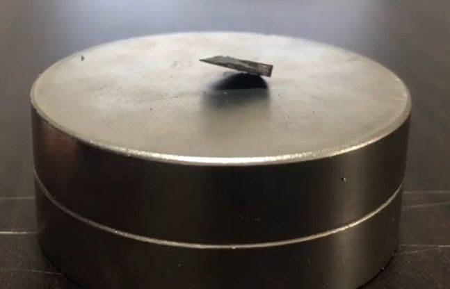 지난해 퀀텀에너지연구소 및 한양대 연구진이 공개한 상온 초전도체‘LK-99’.(사진=뉴시스)