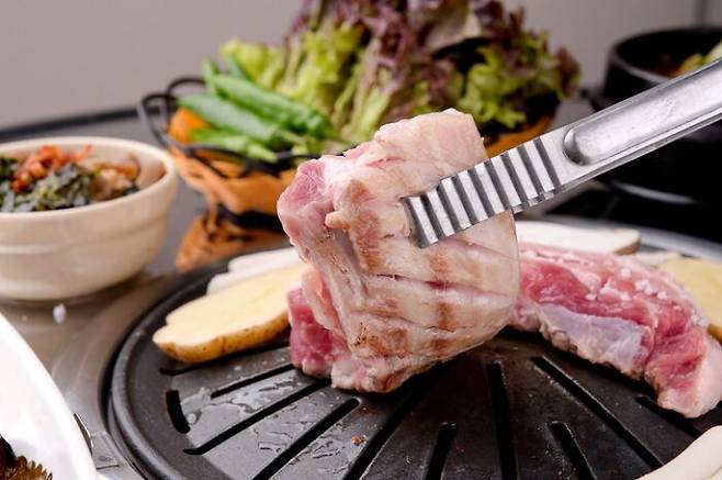 한 번이든 여러 번이든 뒤집는 횟수는 맛과 큰 관계가 없다. 오히려 고기를 자주 뒤집으면 효율적으로 고기를 익히는 게 가능하다. [사진=게티이미지뱅크]