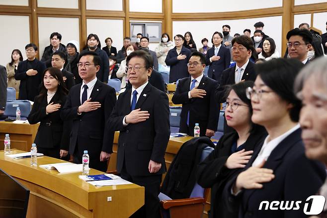 이재명 더불어민주당 대표 등 참석자들이 3일 오후 서울 여의도 국회의원회관에서 열린 더불어민주연합 중앙당 창당대회에서 국기에 대한 경례를 하고 있다. 2024.3.3/뉴스1 ⓒ News1 구윤성 기자