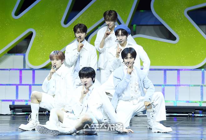 NCT WISH(엔시티 위시)가 4일 서울 용산구 블루스퀘어에서 진행된 데뷔 기념 미디어 쇼케이스에서 열정적인 무대를 선보이고 있다. 2024. 3. 4. 박진업 기자 upandup@sportsseoul.com