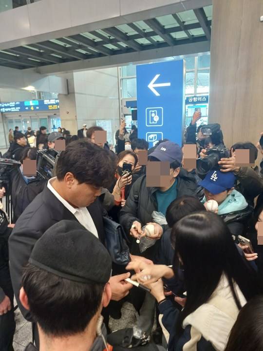 팬들에게 사인을 하는 류현진. ⓒ스포츠한국 이정철 기자