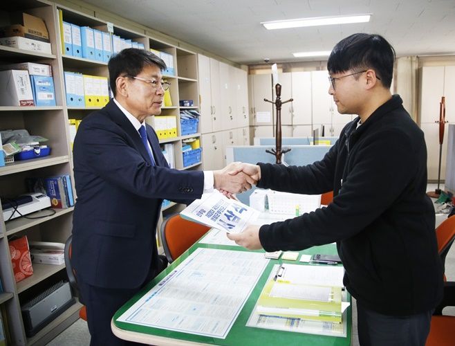 (좌측)서삼석 의원이 4일 22대 총선 영암·무안·신안 예비후보로 등록하고 있다. [사진제공=서삼석 예비후보 선거사무소]