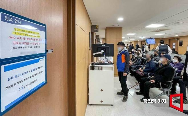 서울 한 대형병원 외래 진료실에 진료 지연 및 불가 안내문이 붙어 있다. [사진=강진형 기자]