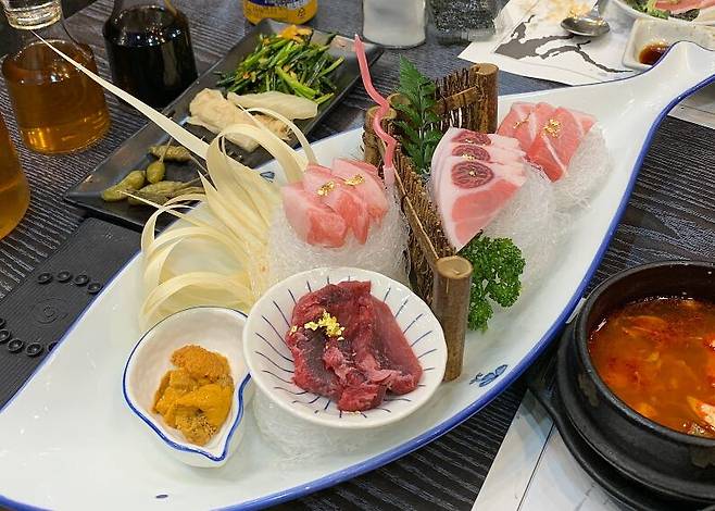 참치횟집에서 첫 휴가 나온 군인을 위해 내준 서비스 '회케이크'. /아프니까 사장이다