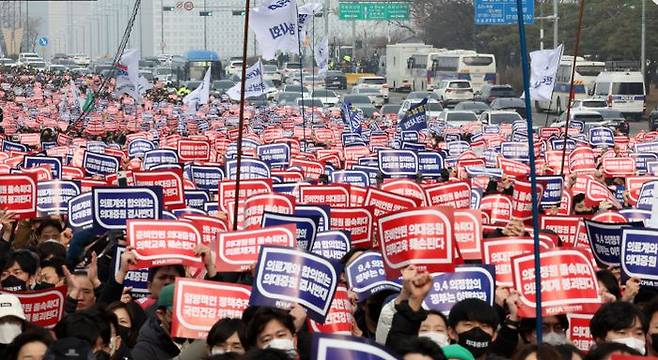 3일 오후 서울 영등포구 여의대로에서 열린 의대정원 증원 및 필수의료패키지 저지를 위한 전국 의사 총궐기대회에서 참석자들이 피켓을 들고 구호를 외치고 있다. ⓒ뉴시스