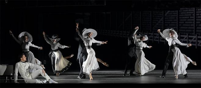 티켓 값이 12만∼34만 원인 발레 공연 ‘모댄스’에는 세계적인 발레리나 스베틀라나 자하로바가 주역으로 선다. 명품 브랜드 샤넬이 무대의상 제작에 참여해 화제가 됐다. 인아츠프로덕션 제공