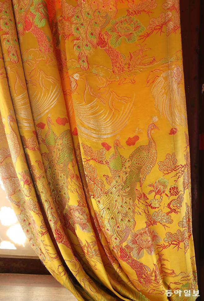 커튼엔 공작, 소나무, 거북, 꽃 등으로 수를 놓았습니다.