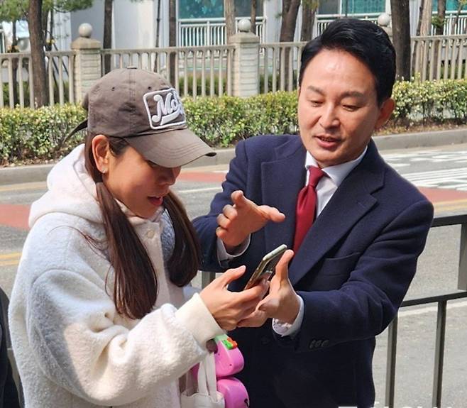 원희룡 전 장관이 3일 계양구 계산제일교회 앞에서 만난 한 시민의 사진 촬영 제의에 응하는 모습. 인천=조권형 기자 buzz@donga.com