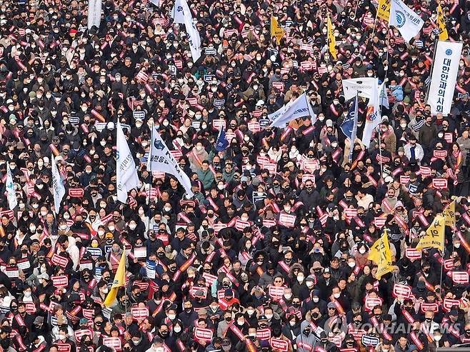 지난 3일 오후 서울 영등포구 여의대로에서 열린 대한의사협회 주최 전국의사총궐기 대회에서 참가자들이 구호를 외치고 있다./ 사진=연합뉴스