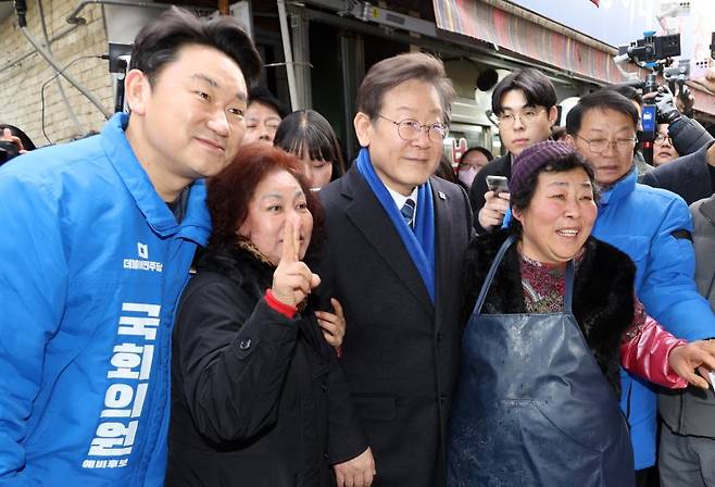 이재명 더불어민주당 대표와 곽상언 후보자가 4일 서울 종로구 창신시장에서 시민들과 기념촬영을 하고 있다. (공동취재) 2024.3.4/뉴스1 ⓒ News1 구윤성 기자 /사진=뉴스1