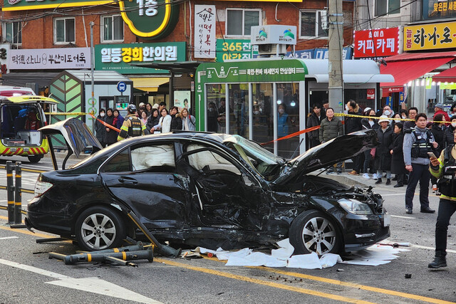 지난달 29일 오후 5시께 서울 은평구 불광동 은서시장 앞 왕복 6차로 도로에서 스포츠실용차(SUV) 1대가 차량 8대와 70대 보행자를 잇달아 들이받아 70대가 숨지고 13명이 다쳤다. 연합뉴스