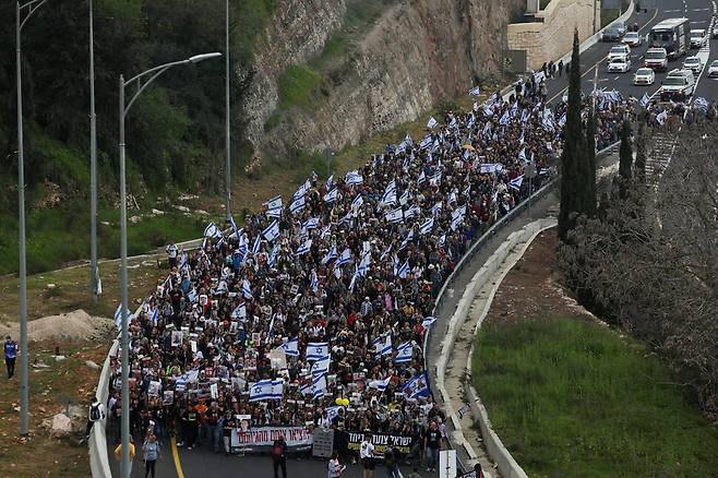 지난 2일 하마스에 억류된 인질의 가족 등을 비롯해 이스라엘 휴전 지지자들이 이스라엘 남부 도시 레임에서 예루살렘을 향해 4일간 걷는 행진 행사에 참여하고 있다. 로이터 연합뉴스