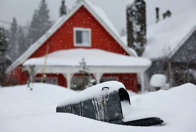 시에라 네바다 산맥에 며칠 동안 내린 폭설로 3일 캘리포니아주 트러키 지역의 한 우편함이 거의 눈에 파묻혀 있다. 일부 고지대에는 최대 3.5m의 눈이 내릴 것으로 예상되고 있다. AFP 연합뉴스